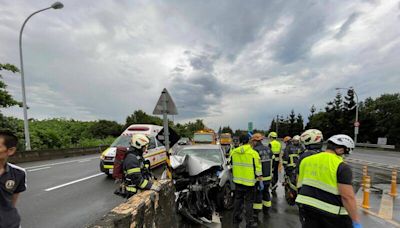 安坑交流道轎車自撞分隔島 父骨折1女童意識不清送醫搶救