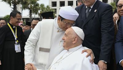 Pope Francis calls for solidarity against religious extremism