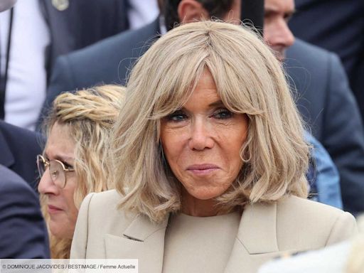 Brigitte Macron sublime en robe courte beige, escarpins pointus et lunettes de soleil à verres fumés