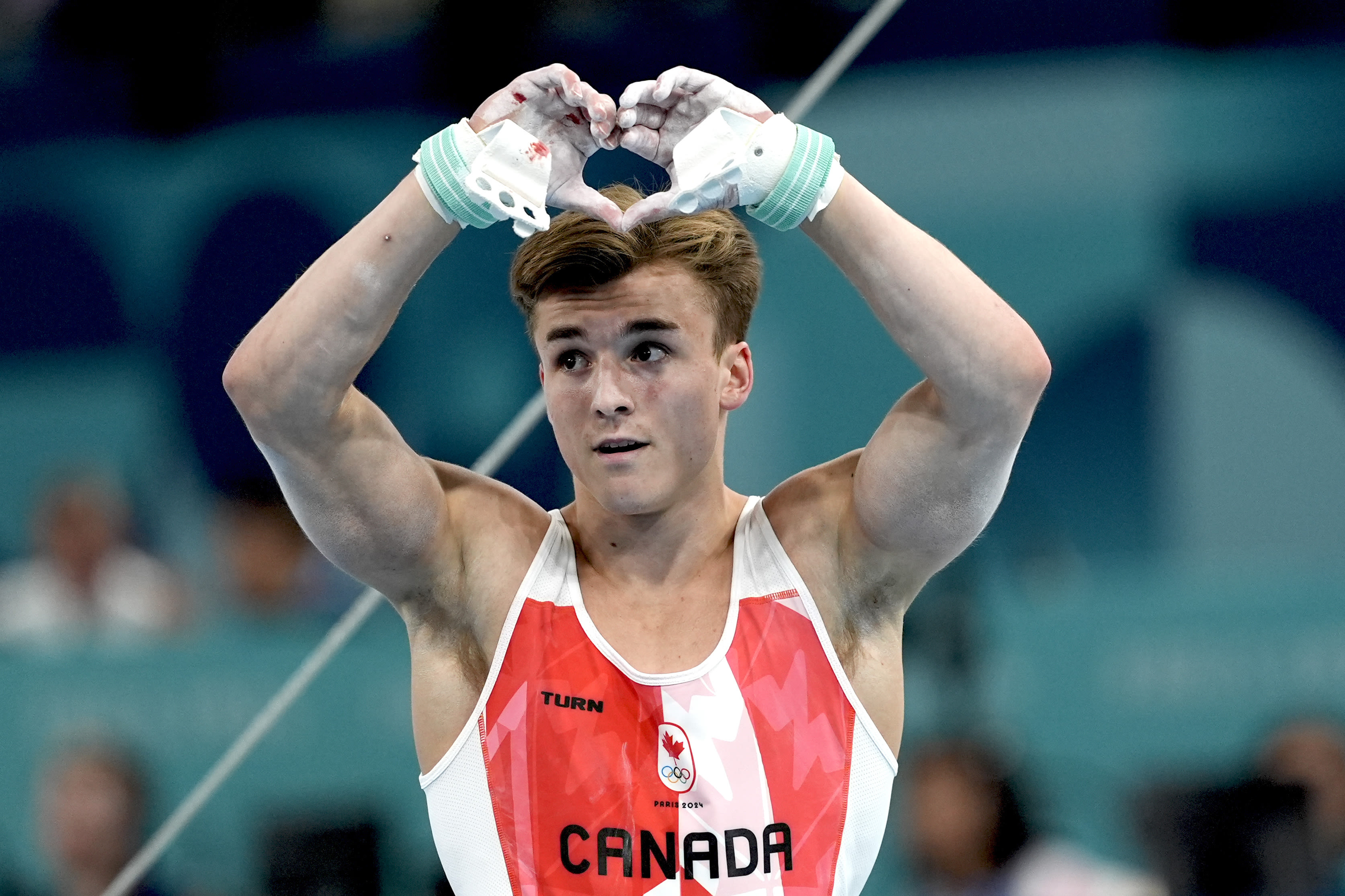 Canadian gymnast Felix Dolci suffers freak accident on high bar — draws roaring ovation for finishing Olympic routine: 'I've never seen this happen before'