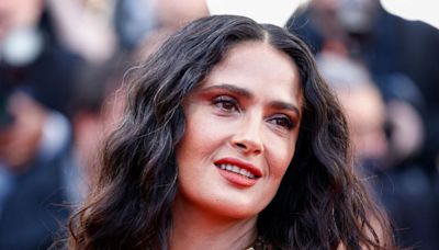 Salma Hayek demuestra cómo llevar un traje de baño de 2 piezas después de los 55