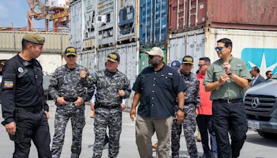 Embajador de Estados Unidos visitó guardia costera y puerto en Guayaquil
