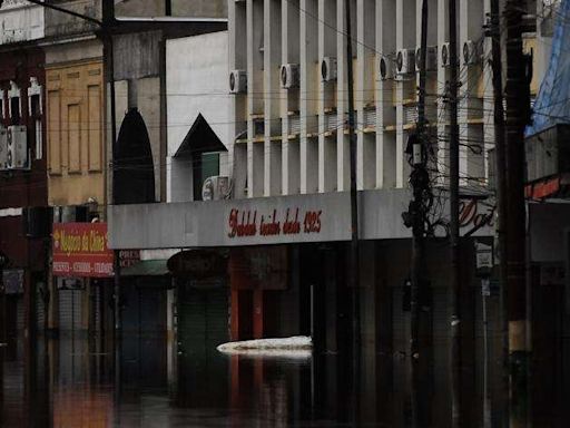 CEEE Equatorial religa energia nas partes secas do Centro Histórico de Porto Alegre