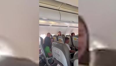 Estopa se ve sorprendido por un grupo de alumnos cantando 'Como Camarón' durante un vuelo