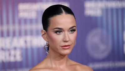 Katy Perry causa confusión al colgar fotos falsas de la gala Met en Nueva York
