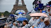 El público comienza a ocupar bajo la lluvia las gradas del Trocadero