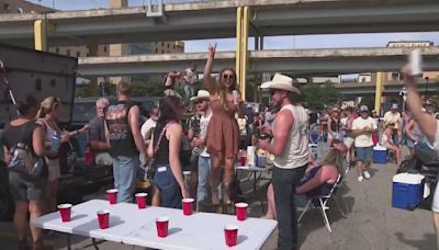 Kenny Chesney fans pack Pittsburgh concert