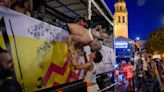 Vídeo | Una pareja de novios, en la marcha del Orgullo en Sevilla