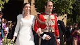 El elegante vestido nupcial de Alejandra García Insa con velo en tul y ramo de flores con ramilletes silvestres