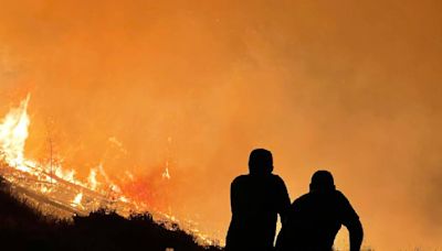 Grecia combate los incendios forestales avivados por vientos huracanados