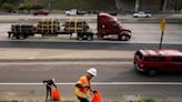 Dos trabajadores subcontratados por Caltrans mueren atropellados en autopista en Chino Hills - La Opinión