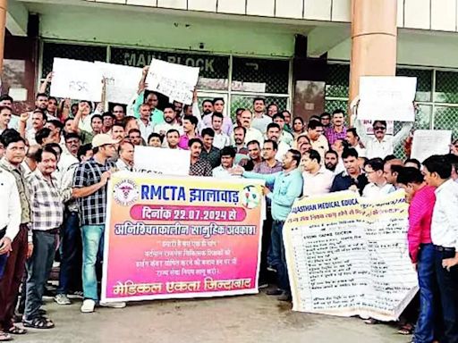 Doctors at 17 medical colleges protest benefit denial | Jaipur News - Times of India