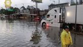 Fuertes lluvias inundan las calles de Iztapalapa y Tláhuac