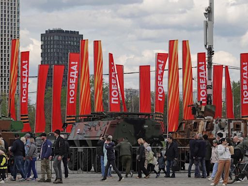 Parade ohne Sieg - Putin rüstet sich für langen Krieg