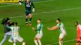 Vídeo: Torcedor invade campo para agredir jogador do Internacional e leva soco | Esporte | O Dia