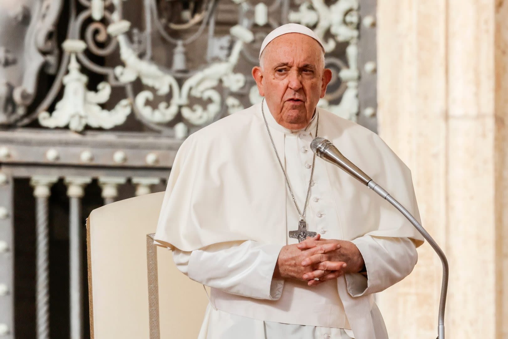 Pope Francis apologizes for using homophobic slur