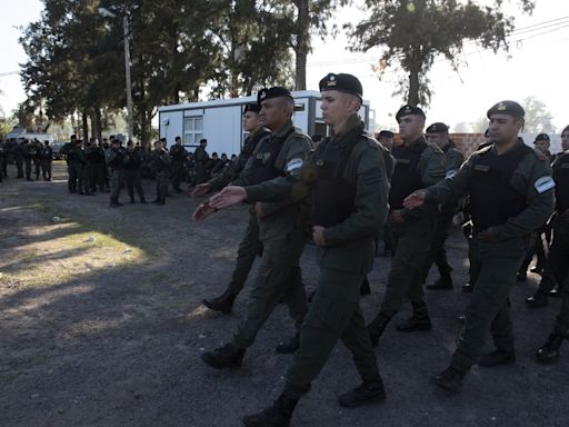 Ejército argentino reparte alimentos que estaban a punto de expirar, tras orden judicial