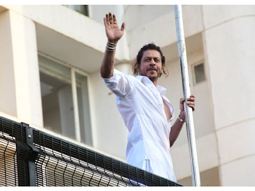 Shah Rukh Khan admitted to Ahmedabad hospital after heatstroke, wife Gauri Khan rushes to his side. Watch video