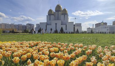 La primavera y 450.000 tulipanes ayudan a los ucranianos a lidiar con estrés de la guerra