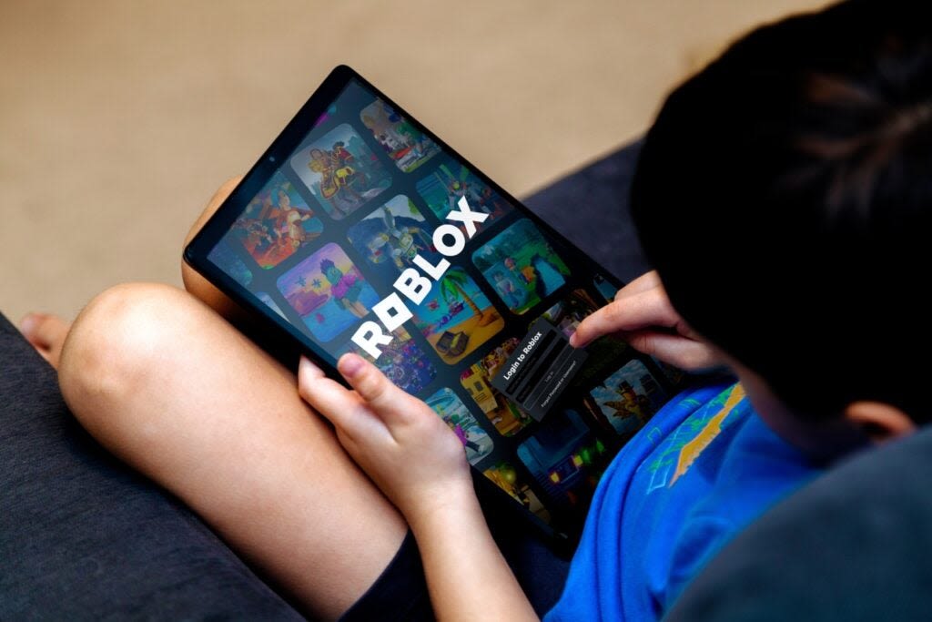 Roblox Stock Faces Death Cross As Mixed Earnings, Downgraded Outlook Signal Trouble Ahead - Roblox (NYSE:RBLX)