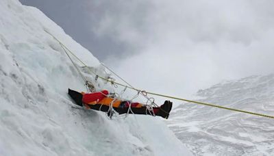 El deshielo del Everest deja al descubierto cadáveres de montañistas y toneladas de basura