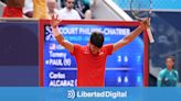 Carlos Alcaraz acaricia las medallas en París