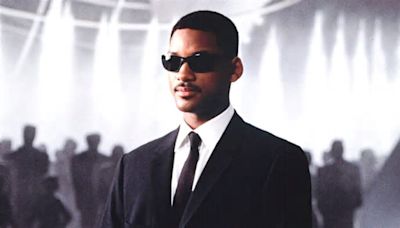 Will Smith se viste de ‘Men in Black’ para cantar la canción de la película en pleno concierto de J Balvin