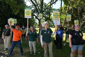 Woodland Park Zoo workers prepare for possible strike amid contract negotiations