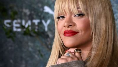 Capelli, la frangia bionda di Rihanna è già un trend