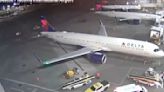 Video muestra momento en que avión procedente de Cancún se incendia al aterrizar en Seattle | El Universal