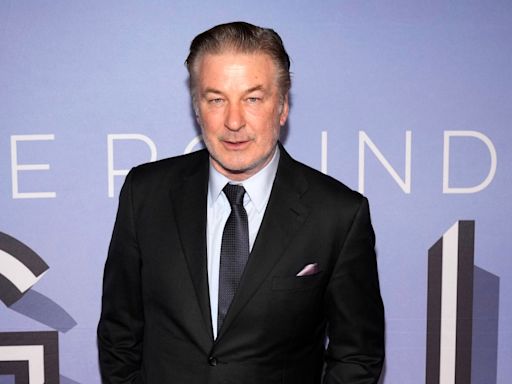 VIDEO: Alec Baldwin golpea el celular de una mujer que lo acosaba y le exigía que dijera "Palestina libre" - El Diario NY