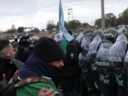 Con cortes y bloqueo al aeropuerto, Córdoba espera la llegada de Milei