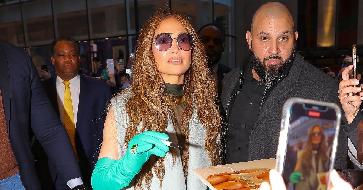 Jennifer Lopez, 54, Shows Off Toned Abs in Gorgeous Mirror Selfie: Photo