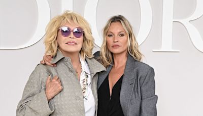 Kate Moss et Amanda Lear : lookées et bras dessus, bras dessous au défilé Dior Homme