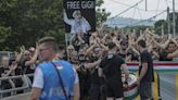 Eklat beim Spiel Ungarn gegen Deutschland - Plakate und Banner mit „Free Gigi“: Was steckt dahinter?