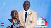 United Airlines apologises after NFL legend Terrell Davis detained, placed in handcuffs; flight attendant removed from duty - Times of India