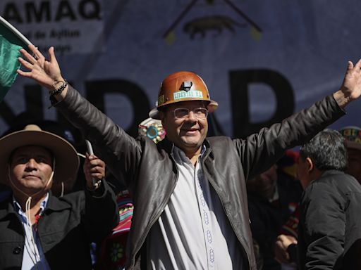 Sectores sociales afines al presidente Luis Arce marchan contra los "golpistas" en Bolivia