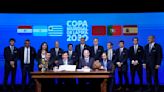 Infantino y Sudamérica firman acta por Mundial 2030 en libro original que creó Copa del Mundo