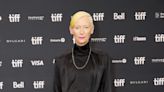 Tilda Swinton presenta sus respetos a la reina Isabel II