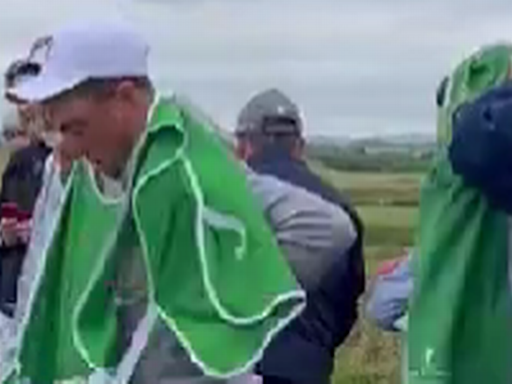 Justin Thomas tries his hand at caddying on Irish golf trip