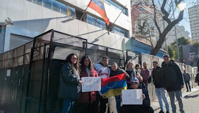 Historias porteñas de desesperación venezolana: crónica del enojo y el miedo frente a una embajada abandonada