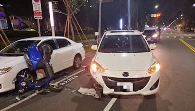 高雄女騎士恍神逆向衝休旅車人噴飛 機車「立筊」掛路旁轎車