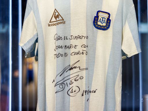 Se expone en Nueva York la camiseta de Maradona del Mundial de 1986 que saldrá a subasta