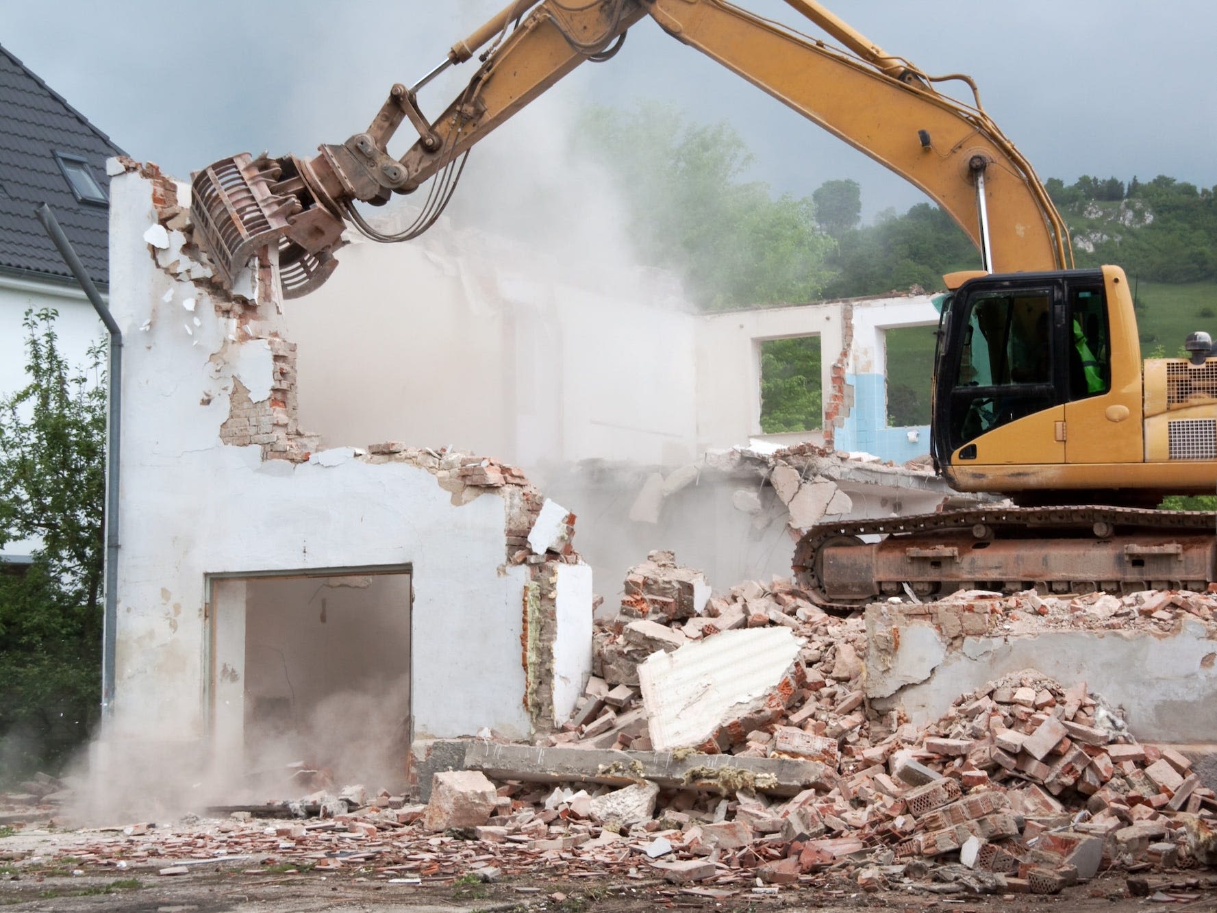 A Hawaii judge ordered the demolition of a house after a California woman bought a vacant plot, only to discover the building on her land