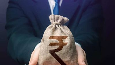 Rupee falls 9 paise to 83.43 against US dollar in early trade | Business Insider India