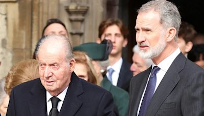 Felipe VI y Juan Carlos protagonizan un inesperado reencuentro en el aeropuerto de Vitoria