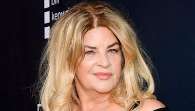 Kirstie Alley fans line up to buy her DWTS outfits and scripts at estate sale