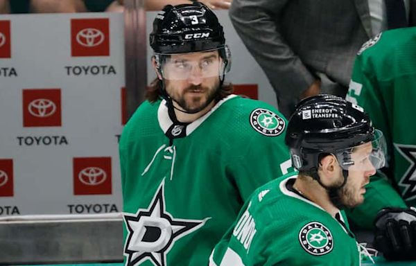 Stars defenseman Chris Tanev seen in walking boot ahead of Game 5