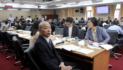 影》嗆韓國瑜現身委員會作秀 記者一提問柯建銘尷尬了 - 政治