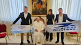 El papa Francisco posó con sindicalistas y una bandera de Aerolíneas Argentinas | Política